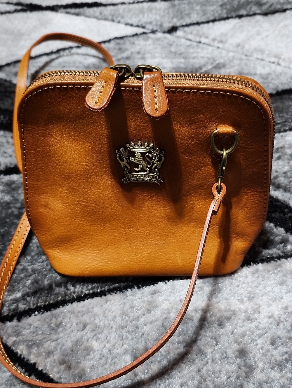 PRATESI FIRENZE LION CREST EMBLEM GENUINE LEATHER MADE IN ITALY CROSSBODY PURSE